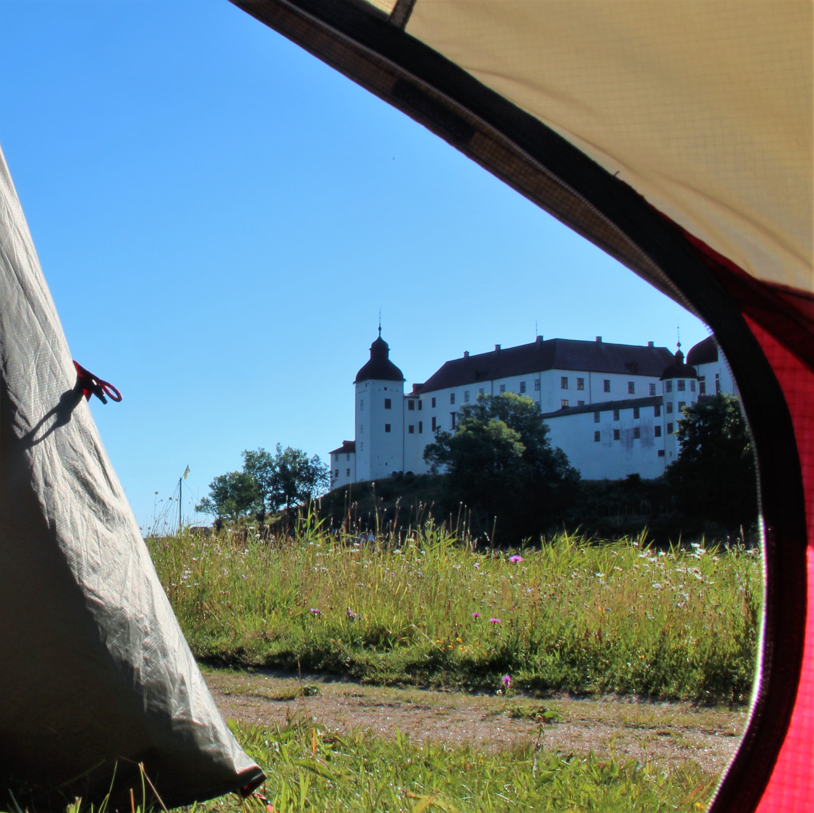 Utsikt från ett tält mot Läckö Slott